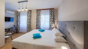 Economy Double or Twin Room | Desk, laptop workspace, iron/ironing board, free WiFi