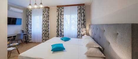 Economy kamer, 1 twee- of 2 eenpersoonsbedden | Een bureau, een laptopwerkplek, een strijkplank/strijkijzer, gratis wifi