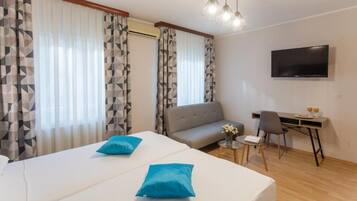 Schreibtisch, laptopgeeigneter Arbeitsplatz, Bügeleisen/Bügelbrett