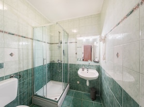 经济双人房或双床房 | 浴室 | 免费洗浴用品、吹风机、浴袍、拖鞋