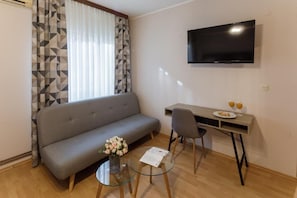 108-cm Smart TV with satellite channels, TV - Pansion Waldinger (Osijek)