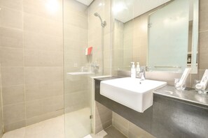 Dusche, kostenlose Toilettenartikel, Handtücher