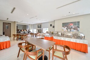 Restaurant - SleepZzz Hotel Pulomas (Jakarta)