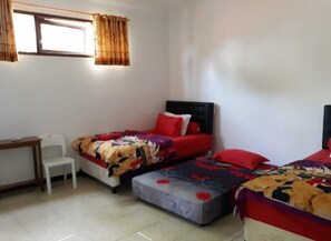 Triple Room, Shared Bathroom | Desk, laptop workspace, free WiFi, bed sheets - Dannu's Homestay (Banyuwangi)