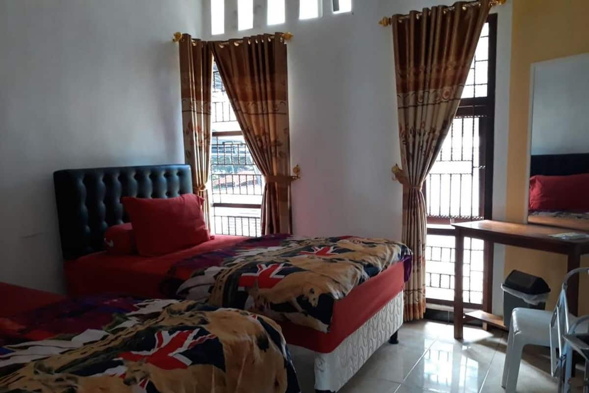 Desk, laptop workspace, free WiFi, bed sheets