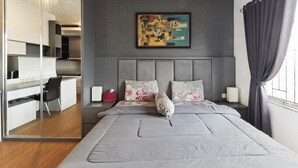 Un dormitorio moderno con una cama, un escritorio y una silla.