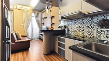 Studio Apartment | Private kitchen | Fridge