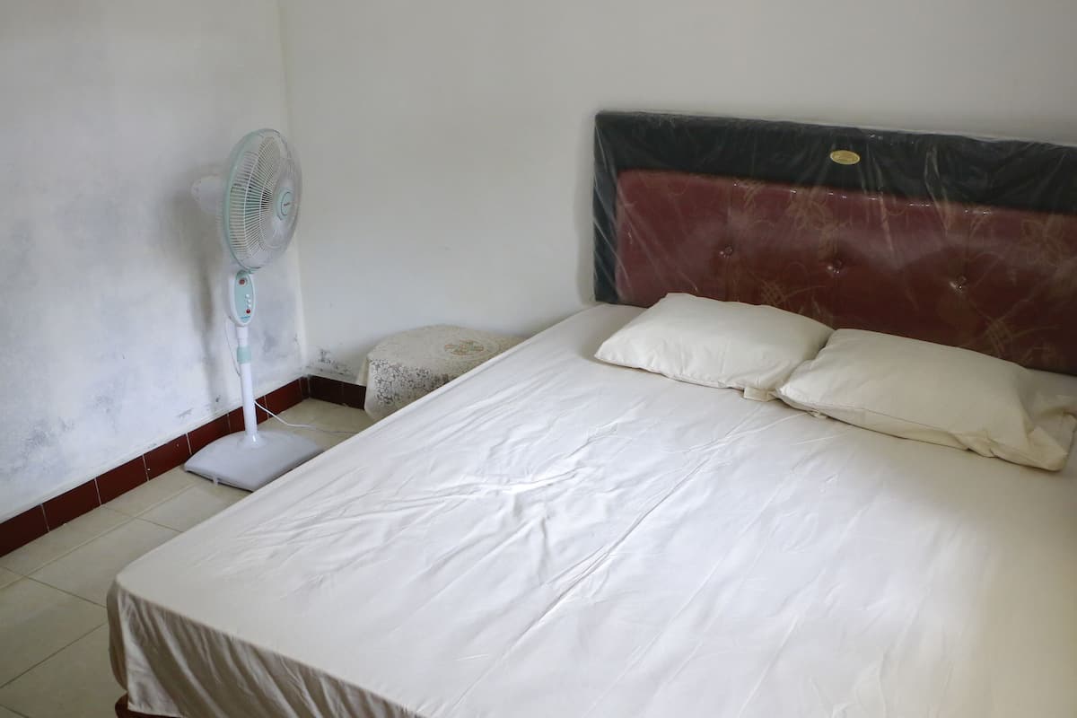 Standard Room | Laptop workspace, free WiFi