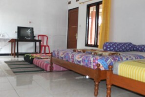 Standard Room | Laptop workspace, free WiFi - Homestay Rivalia (Borobudur)