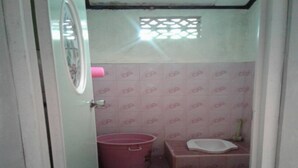 Shower, rainfall showerhead - Homestay Djanoko (Borobudur)