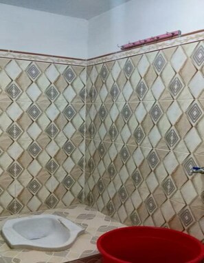 Fælles sovesal - kun kvinder | Badeværelse | Bruser, brusehoved med spredningseffekt, gratis toiletartikler