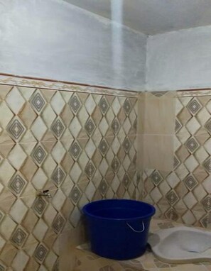 Dormitorio compartido, dormitorio mixto | Baño | Ducha y cabezal de ducha tipo lluvia