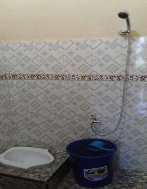 Habitació estàndard | Bany | Dutxa, capçal de dutxa tipus cascada i articles de tocador gratuïts 