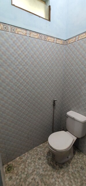 Shower, free toiletries, towels - Homestay Griya Merpil - Hostel (Borobudur)