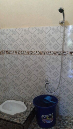 Shower, free toiletries, towels - Homestay Sekar Syariah (Mungkid)