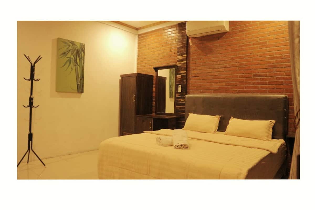 Laptop workspace, WiFi (free)