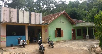 Adji Homestay - Hostel