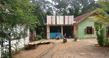 Adji Homestay - Hostel