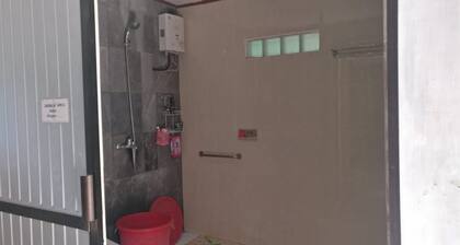 Adji Homestay - Hostel