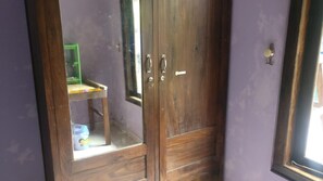 Shower, towels - Dista Homestay (Muntuk)