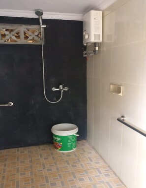 Pancuran mandi, tuala disediakan 