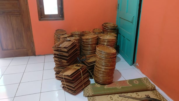 A room with a tiled floor, a wooden door, a window, and a teal door. - Wahyu Homestay - Hostel (Muntuk)