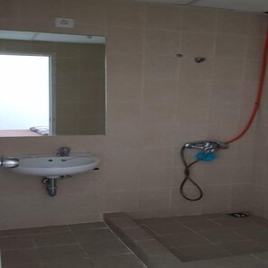 Habitación, 2 habitaciones | Baño | Ducha, artículos de higiene personal gratuitos, bidé y toallas