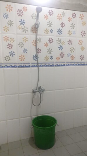 Shower, towels - Arnymas Homestay Syariah (Bantul)