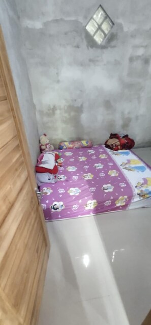 Laptop workspace, bed sheets - Arnymas Homestay Syariah (Bantul)