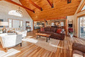 Älytelevisio, takka, DVD-soitin, pöytäjalkapallopöytä