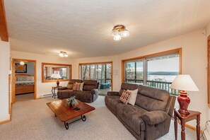 Älytelevisio, takka, DVD-soitin, pöytäjalkapallopöytä