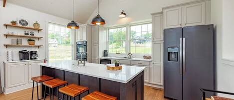 Réfrigérateur, micro-ondes, four, plaque de cuisson