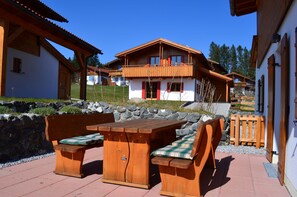 Outdoor dining - Detached vacation home with sauna, mountain and lake views in the vacation village on Lake Lechsee (Lechbruck am See)