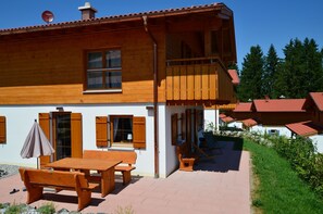 Outdoor dining - Detached vacation home with sauna, mountain and lake views in the vacation village on Lake Lechsee (Lechbruck am See)