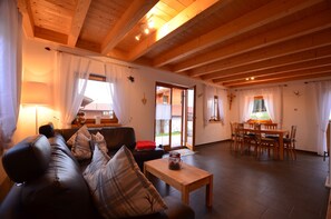 TV, fireplace - Detached vacation home with sauna, mountain and lake views in the vacation village on Lake Lechsee (Lechbruck am See)