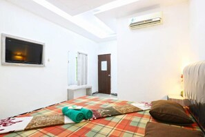 Desk, free WiFi, bed sheets - Habibah Syariah Hotel (Jakarta)