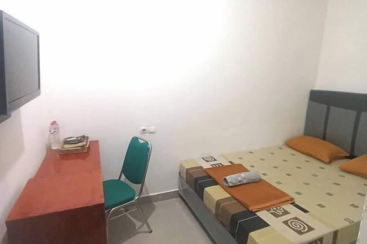 Escritorio, wifi gratis y ropa de cama