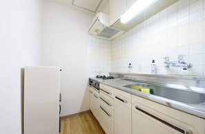 Fridge, microwave, stovetop, cookware/dishes/utensils