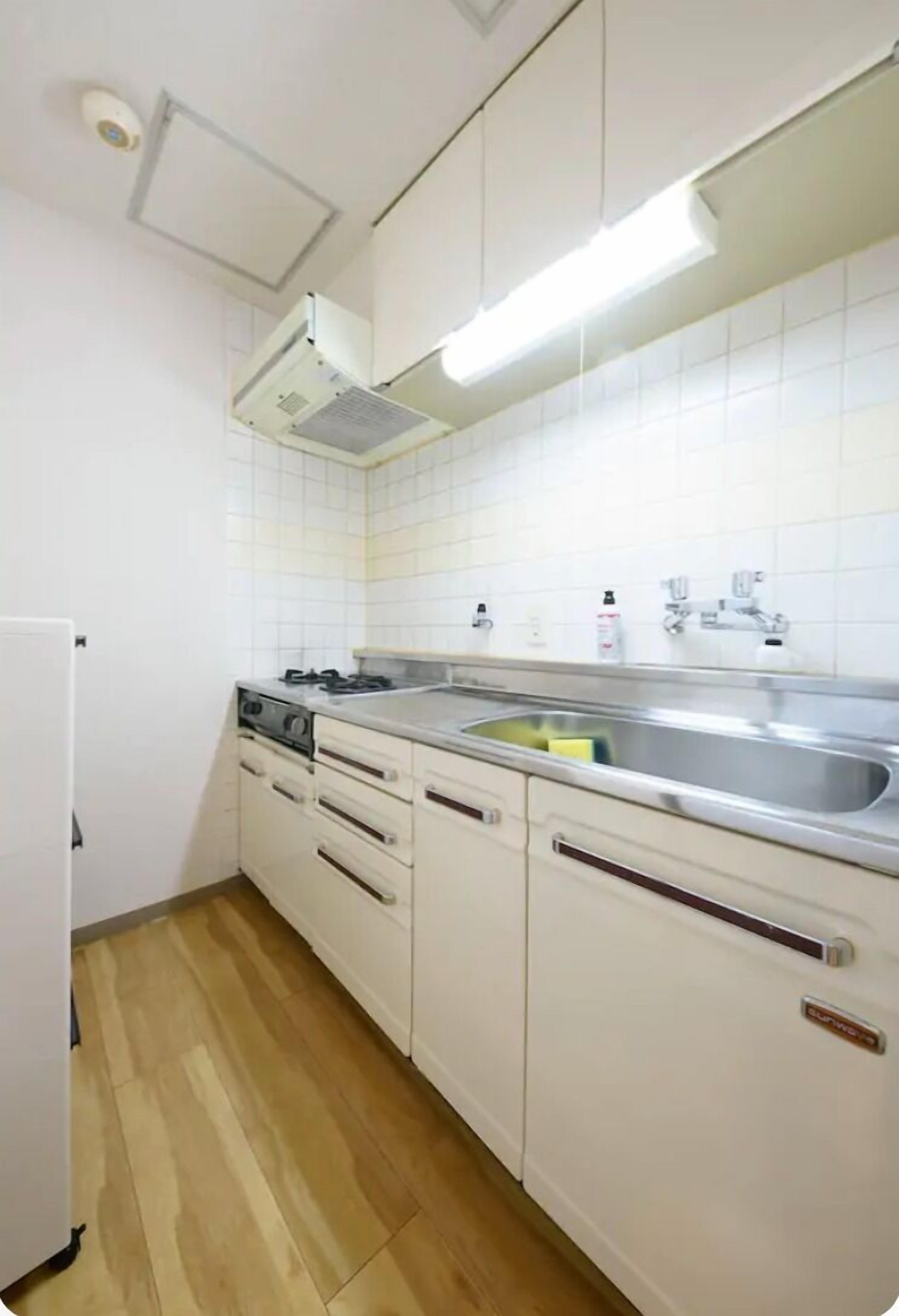 冷蔵庫、電子レンジ、コンロ、調理器具と食器