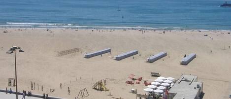 Beach nearby, white sand, beach bar