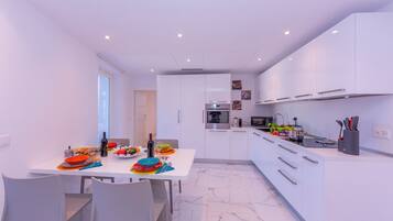 Appartamento familiare, 2 camere da letto (Yellow view apartment) | Cucina privata | Frigorifero con congelatore, microonde, forno, piano cottura