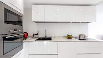 Full-sized fridge, microwave, oven, stovetop