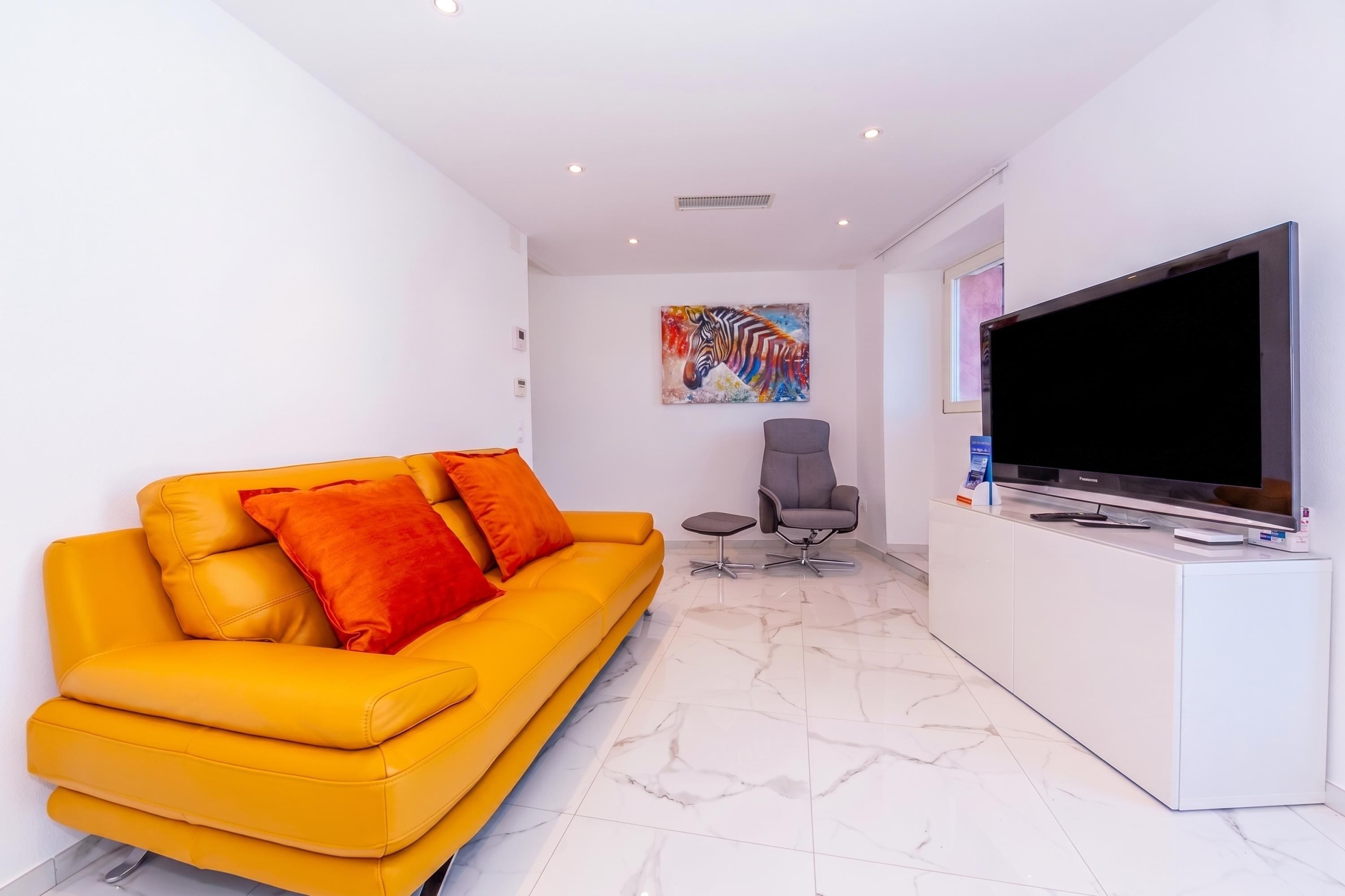 Familieleilighet, flere soverom (Yellow view apartment) | Oppholdsområde | En 32-tommers Flatskjerm-TV med digitale kanaler samt TV