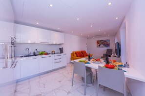 Family Apartment, Multiple Bedrooms, 2 Bathrooms (Red And Yellow Apartments) | Private kitchen | Full-size fridge, microwave, oven, stovetop - Red View Apartment (Ronco sopra Ascona)
