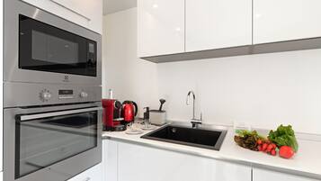 Full-size fridge, microwave, oven, stovetop