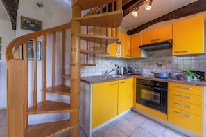 Standard-Apartment, 1 Schlafzimmer, 2 Bäder, Bergseite (Casa al runchett) | Eigene Küche | Kühlschrank, Ofen, Herdplatte, Espressomaschine