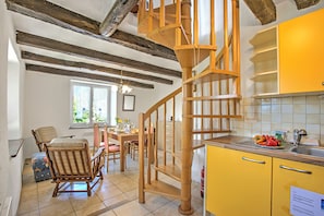 Standard-Apartment, 1 Schlafzimmer, 2 Bäder, Bergseite (Casa al runchett) | Eigene Küche | Kühlschrank, Ofen, Herdplatte, Espressomaschine