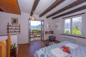 Standard-Apartment, 1 Schlafzimmer, 2 Bäder, Bergseite (Casa al runchett) | 1 Schlafzimmer, Bettwäsche