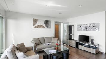 Family Apartment, Multiple Bedrooms (Art apartment) | Living area | 22-inch flat-screen TV with cable channels, TV