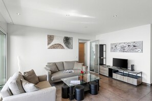 Family Apartment, Multiple Bedrooms (Art apartment) | Living area